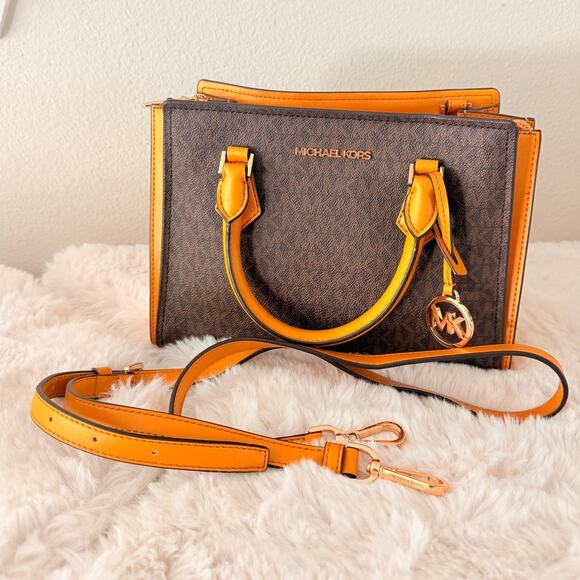 Michael‎ Kors Leather Messenger Crossbody Handbag EUC - Picture 1 of 6